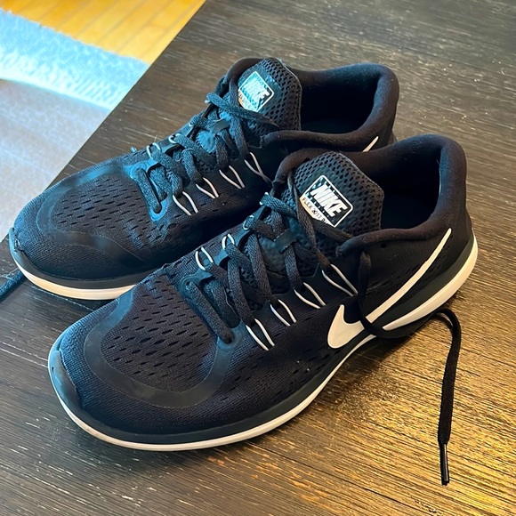 Black Nike Tennis Shoes - Picture 1 of 8